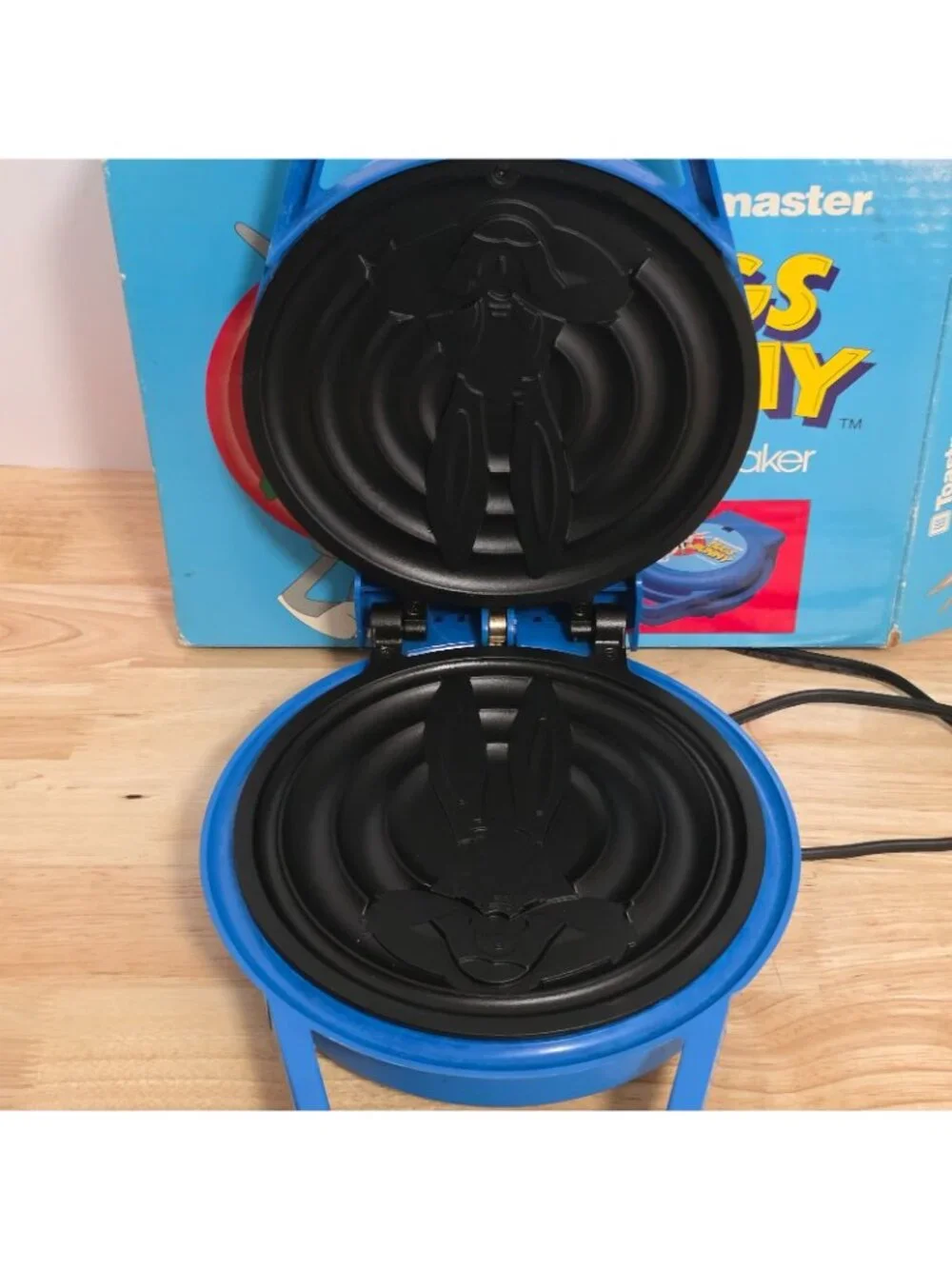 Vintage 1991 Toastmaster Bugs Bunny Waffle Baker Looney Tunes Maker w/ Box